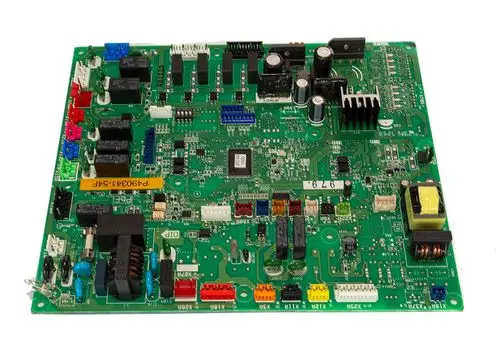 Grüne Hauptplatine von Daikin mit verschiedenen Bauteilen, Anschlüssen und integrierten Schaltkreisen, typischerweise für Heiz- und Kühlsysteme eingesetzt.